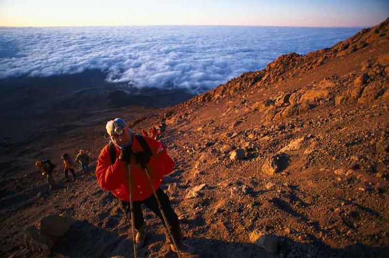 AX88P5 Erschoepfung, kurz v. Gilman«s Pt., ca. 5600m, Kilimanjaro Tansania